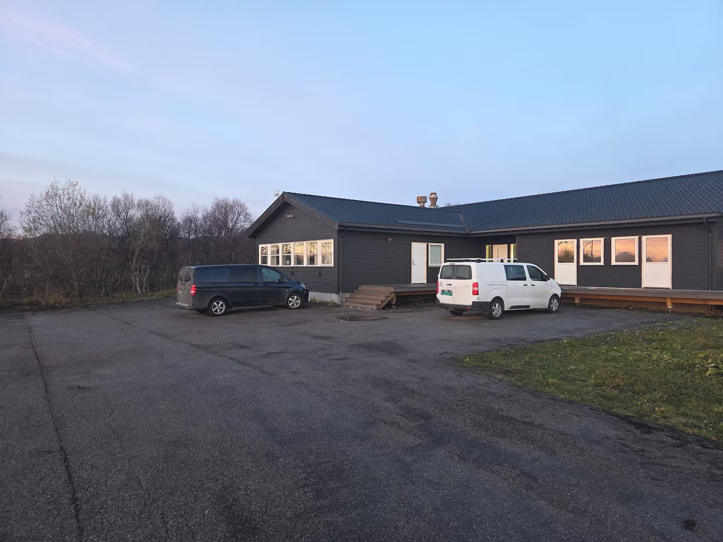 Bygningen og parkeringsplassen ved Aurora Andøya Suites