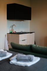 Tekjøkken med svart overskap i Suite 3